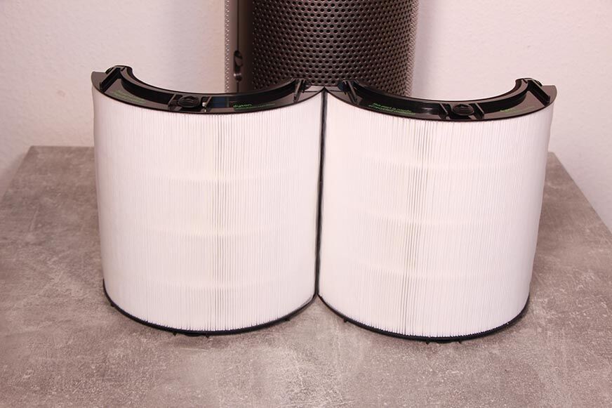 Die 2 gerundeten HEPA-Filter der Klasse H13 vom Dyson Purifier Cool Autoreact TP7A stehen auf einem Tisch nebeneinander